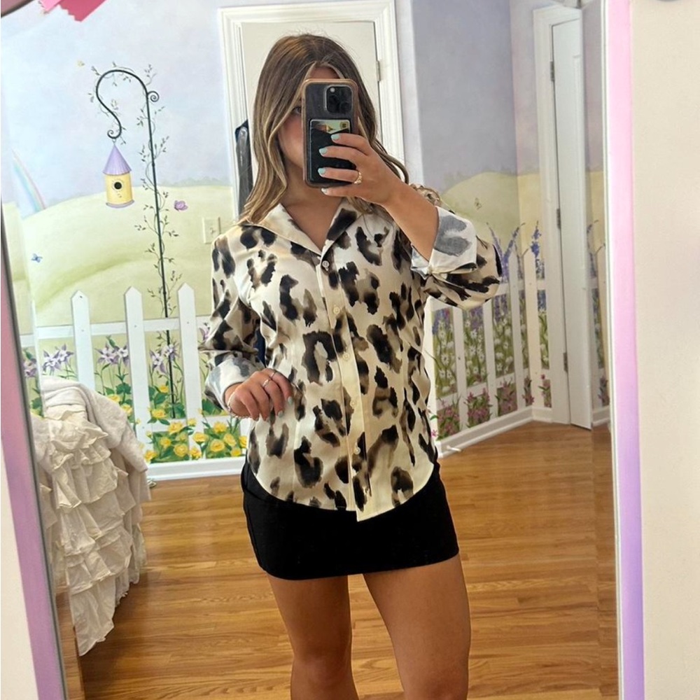 Paperwhite cheetah pattern button up - Picture 2 of 6